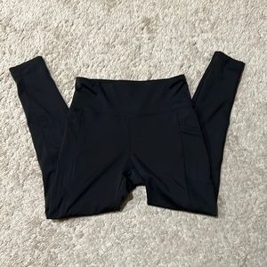 Black active leggings with side leg pocket